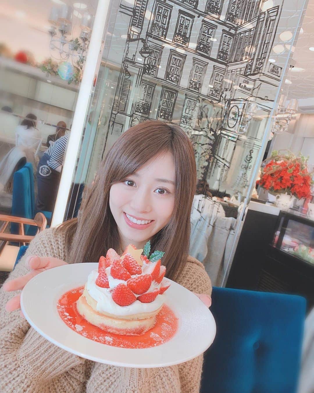 内木志のインスタグラム：「お母さんと叔母とパンケーキ食べてきました🥞🍓❤️ 苺がたくさんのってて贅沢でした🍓 美味しかった〜❤️ #パンケーキ #🥞」