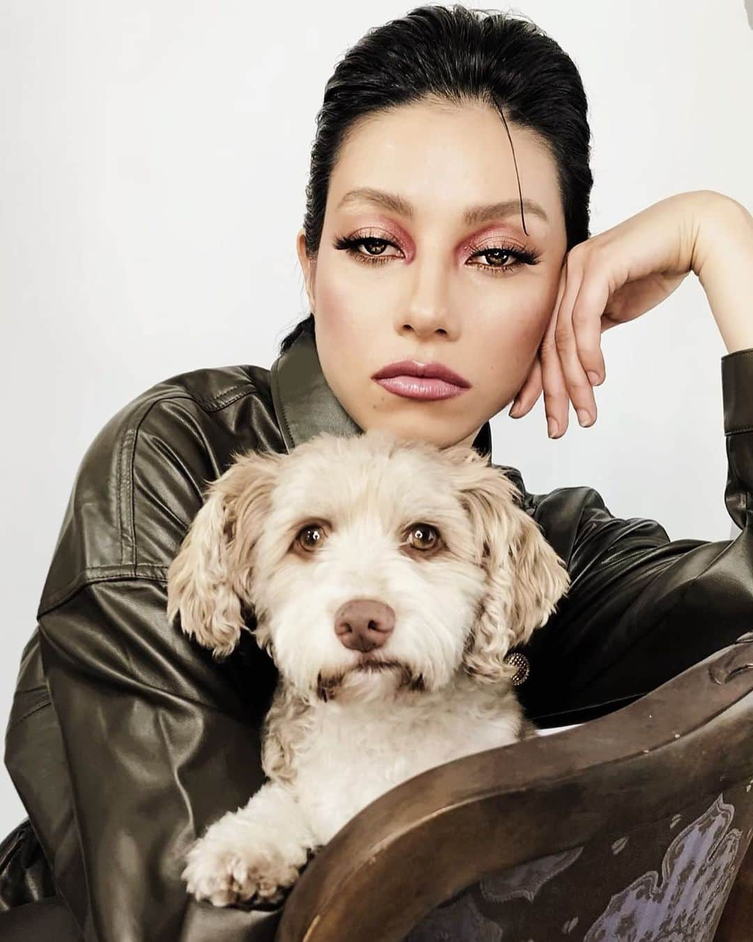 ジェシカさんのインスタグラム写真 - (ジェシカInstagram)「Hair: @hairbyyuichi ⁣ Make up/ shot: @sooyookim ⁣ 🐶: GUCCI」11月30日 16時22分 - jjrabone