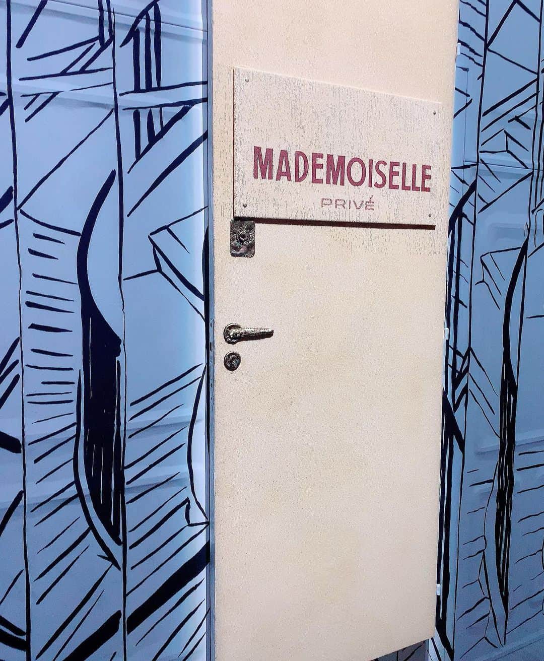 和泉佳子さんのインスタグラム写真 - (和泉佳子Instagram)「天王洲で開催中のCHANELのエキシビジョン「マドモアゼル プリヴェ」にお招きいただきました💗 . 「MADEMOISELLE PRIVE」とは、パリのカンボン通り31番地、4Fにある、マドモアゼル シャネルのクリエイションスタジオの入口に掲げられた言葉✨ . 今回のエキシビジョンでは、ホワイト、ブラック、レッド、ベージュ、ゴールド、とシャネルが好んで用いた色のごとに、シャネルのオートクチュールの世界を間近で見ることができたり . 1921年に誕生した伝説的なフレグランス「シャネル No5」そして、1932年にマドモアゼル シャネルがデザインした”BIJOUX DE DIAMANTS”の復刻版などのハイジュエリーなど、３つのクリエイティブな世界を体験することが出来ました✨ . すべてがCHANELに包まれた夢のようなひと時でした😌💕 . . . #和泉佳子 #25ans #ヴァンサンカン #エレブロガー  #chanel #シャネル #シャネルマドモアゼルプリヴェ #マドモアゼルシャネル　#mademoiselleprive  @chanelofficial」11月30日 16時25分 - yoshiko_izumi