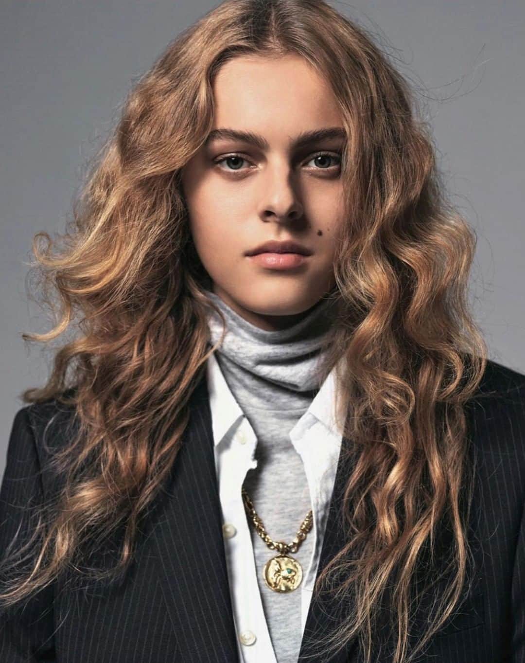 グーセンス パリのインスタグラム：「Pisces necklace shoot by @alexandrautzmann and styled by @manonhvejselsarron for @graziafr . . #Goossens #zodiac #pisces #yellow #gold #brass #turquoise」