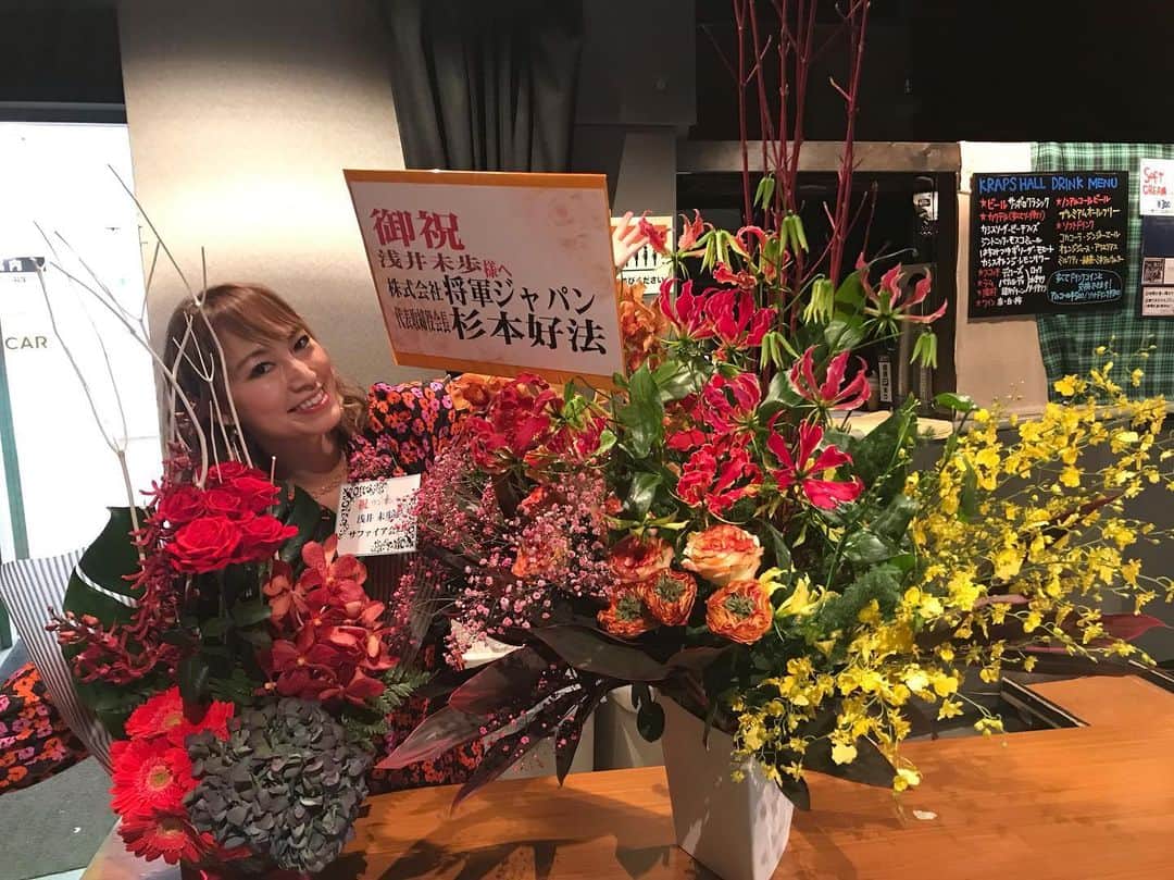 のインスタグラム：「ワンマンの後片付けのあと、 頂いたお花を花瓶に生けて部屋中がお花だらけになって、 それからアンケートを読んで、裏にまで書いてくれたメッセージを読んでウルウル🥺 (書いてあったこと実現できるように頑張ってみますね😊メッセージとても嬉しかったです！ありがとうございます✨) はー、本当ありがたいな。 歌歌っててよかったな。😢 って思ったあと、 たくさん頂いた差し入れをひとつひとつ開けていたら、 エゾエースの差し入れが！ 体調悪くてエゾエース飲んだっていう投稿みて買ってきてくれたんだなって思ったら涙出てきちゃった。 エゾエースみて緊張が一気に切れたみたいで、いまこれ書きながら泣いてる。笑笑 エゾエース見て泣いたのはじめてだー！😭笑笑 こんなにたくさん差し入れありがとうございます。涙😭😭😭 アンケートも、お花も！とてもとても嬉しいです😭😭😭」