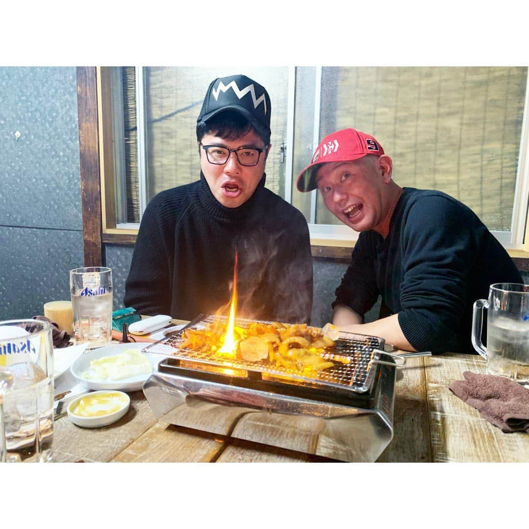 佐田正樹さんのインスタグラム写真 - (佐田正樹Instagram)「下兄と久々ご飯。 下兄の雑餉隈の駐車場で黒豹を見た話と宇宙人にさらわれた話は大嘘なのに、福岡吉本時代からずっと本当にあった出来事のように話してくる。 あれから20年以上たっても大嘘を真実のように話すおもしろいおじさん。  #パタパタママ #下兄 #辛いもの好き  #辛いもの食べても #汗ひとつかかない  #代謝が悪い  #おじさん」11月30日 16時34分 - satakisama