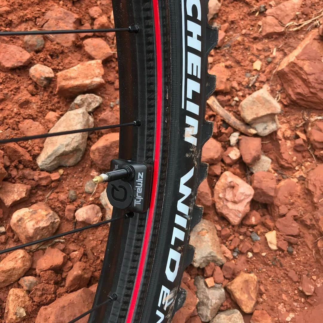 Zipp Speed Weaponryさんのインスタグラム写真 - (Zipp Speed WeaponryInstagram)「Each 3ZERO MOTO wheelset includes TyreWiz™ as a standard integrated feature, helping riders dial-in precise and optimal pressure for every trail condition. 💚 means go 🚀 #3zeromoto  #zippmtb  #tyrewizformoto」12月1日 3時27分 - zippspeed