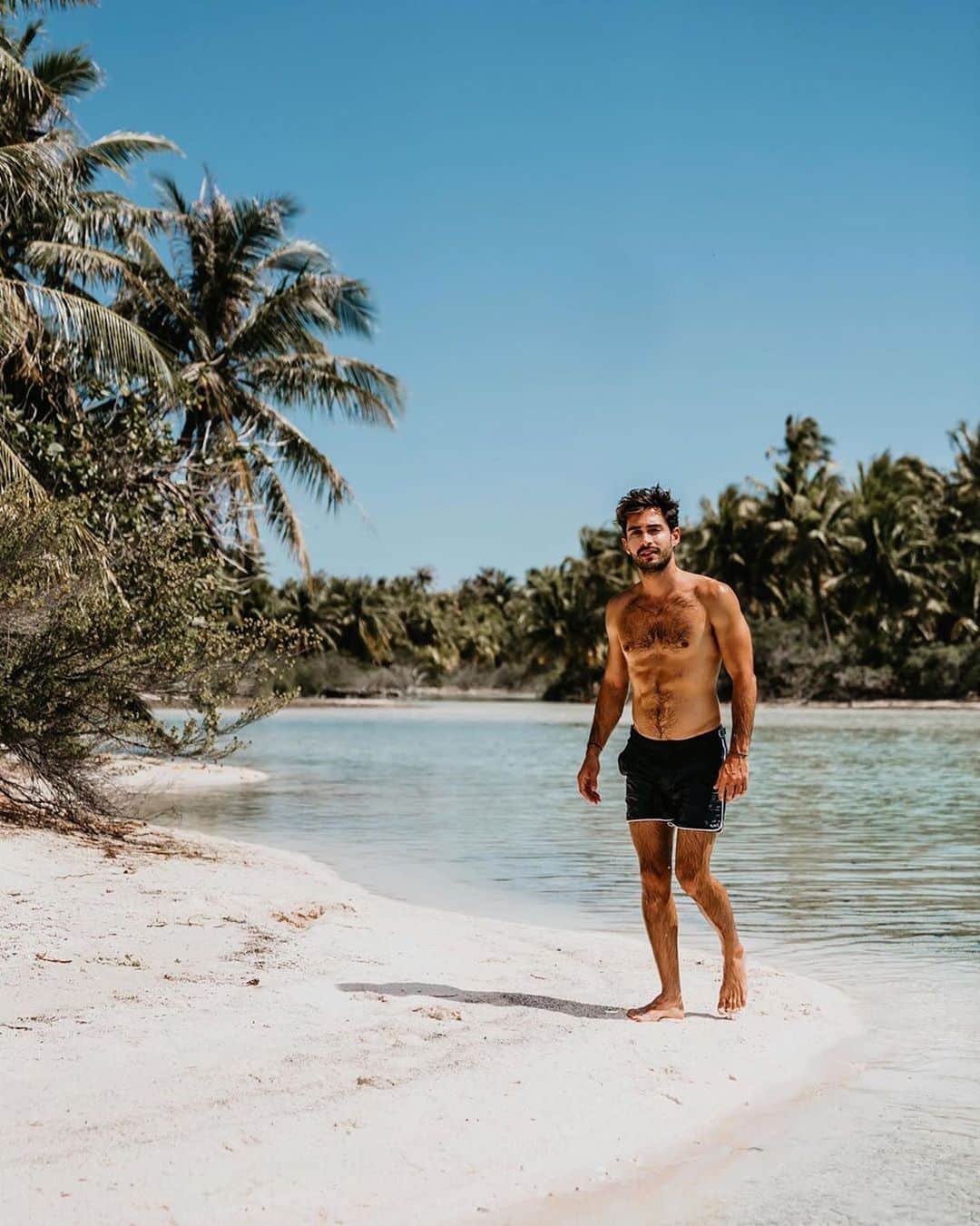 オールバーブラウンさんのインスタグラム写真 - (オールバーブラウンInstagram)「@rsimacourbe shows off his #OBsAroundTheWorld while in Tahiti. 🏝 Where do you go for some sea and sun? ☀️ Use #OBsAroundTheWorld to share where your OB have travelled.  #HolidayBetter #OrlebarBrown」12月1日 1時59分 - orlebarbrown