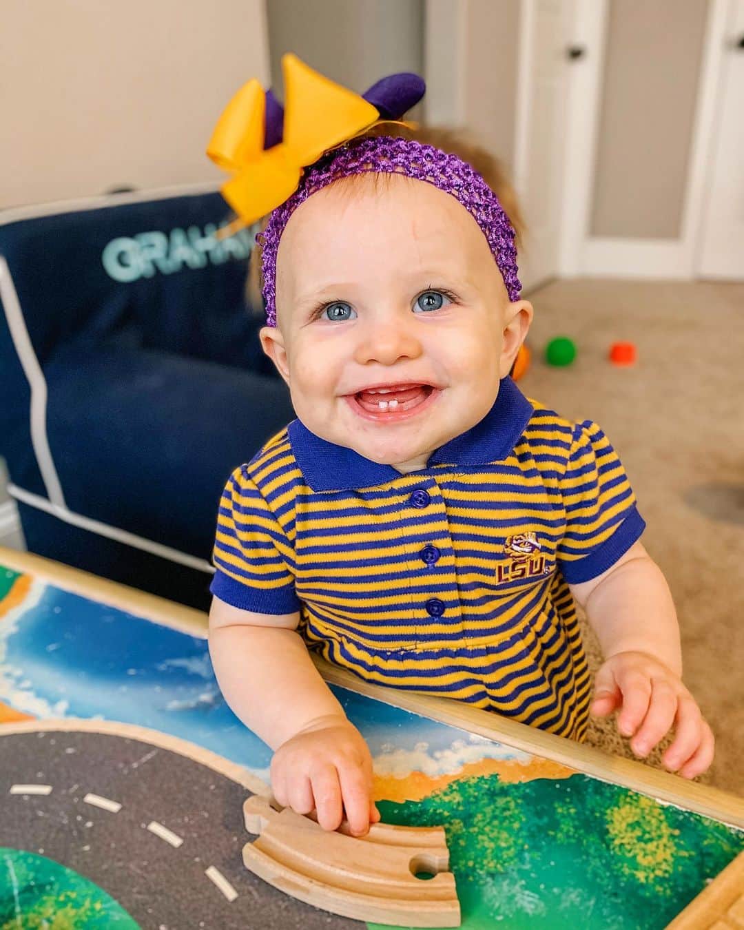 カーリー・パターソンのインスタグラム：「This outfit is not going over well with Daddy😬💜💛」