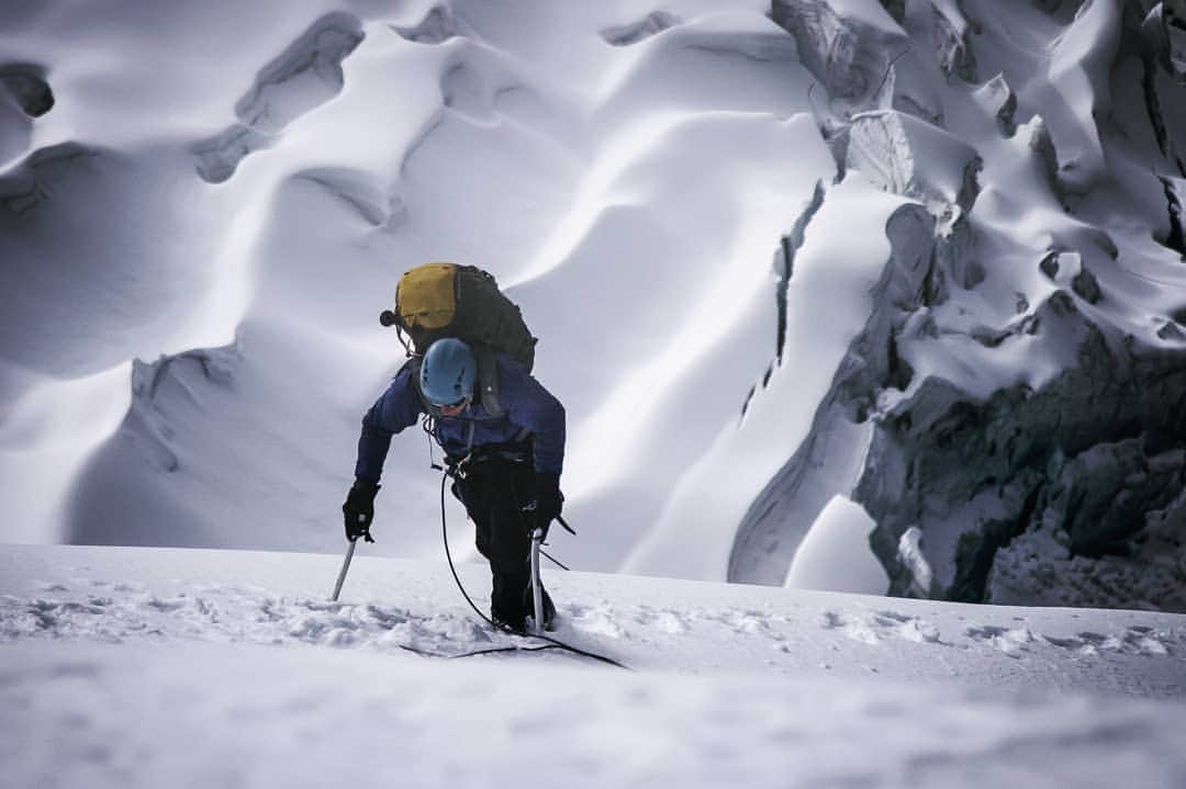 Cory Richardsさんのインスタグラム写真 - (Cory RichardsInstagram)「Feeling like I'm carrying some extra weight...uphill...after an amazing Thanksgiving evening feast with friends.  Pictured here: Eamonn Walsh ascending a snow ridge on Huantsan in the Cordillera Blanca mountains of Peru.  #adventure #outside #cold #snow #mountains #climbing #natgeo #peru #huantsan #cordillerablanca」12月1日 2時02分 - coryrichards
