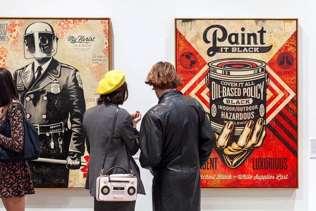 Shepard Faireyのインスタグラム：「If you're in Los Angeles this weekend, go check out my 30th-anniversary exhibition! "Facing the Giant: Three Decades of Dissent & New Works" is currently on view at @oti.official in DTLA through December 29th (closed on Christmas Day, December 25th). Cheers! - Shepard⁠ 📷: Monica Nouwens (@monicanouwens)⁠ ⠀⠀⠀⠀⠀⠀⠀⠀⠀⁣⁠ #FACINGTHEGIANT #OBEYGIANT30TH #LOSANGELES #DTLA #OVERTHEINFLUENCE #OBEY #OBEYGIANT #SHEPARDFAIREY」