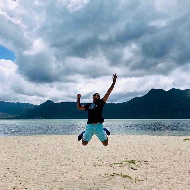 ジョー＝ウィルフリード・ツォンガのインスタグラム：「Quand le tennis te colle à la peau 😂 #holidays #BeachcomberExperience #TsongaTeam」