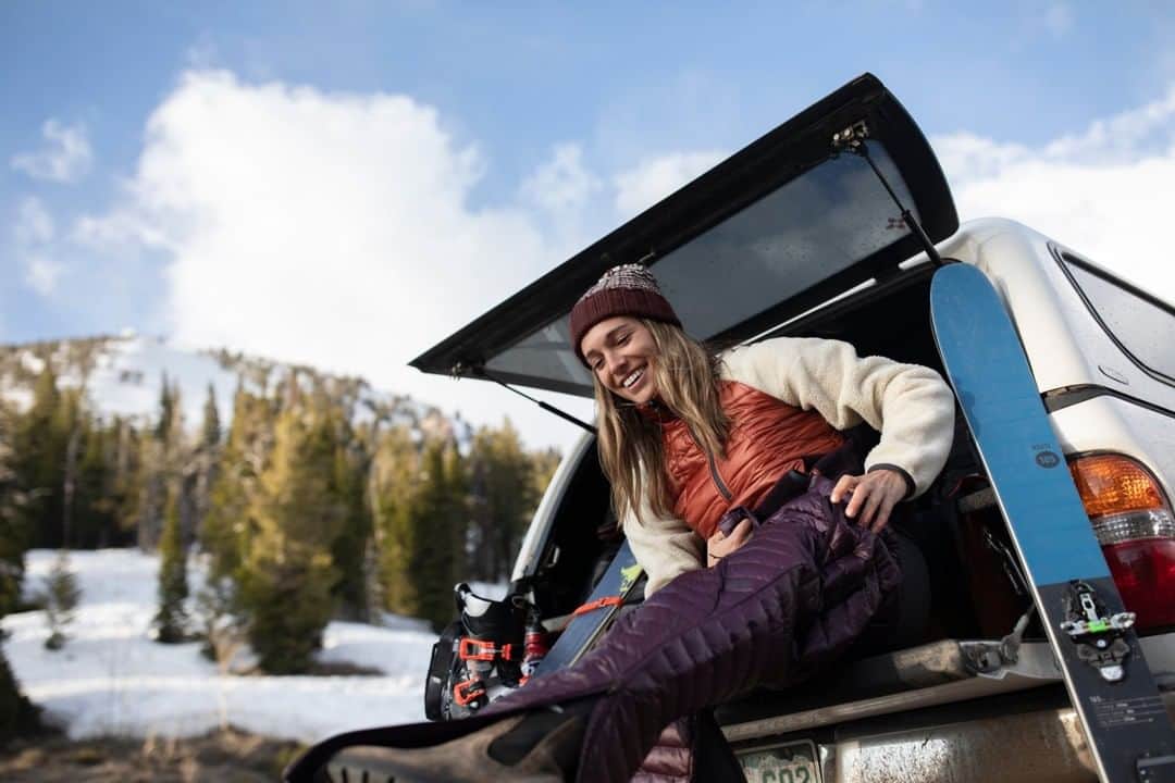 マウンテンハードウェアのインスタグラム：「Our holiday sale helps make your gifting experience seamless, so you can focus on what’s really important: the giving. Stock up on comfort for all your friends and family by shopping our favorite down and insulated styles. Photo: @davidstubbs1.」