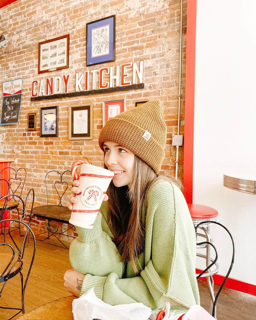 Acacia Brinleyさんのインスタグラム写真 - (Acacia BrinleyInstagram)「Martinsville Candy kitchen, Where they make the best homemade candy canes right before your eyes. ❤️ We’re flying home today. Loved our east coast/Midwest adventures but we’re ready to be back in the swing of things with just us four & see luci girl again 😍」12月1日 2時24分 - acaciakersey