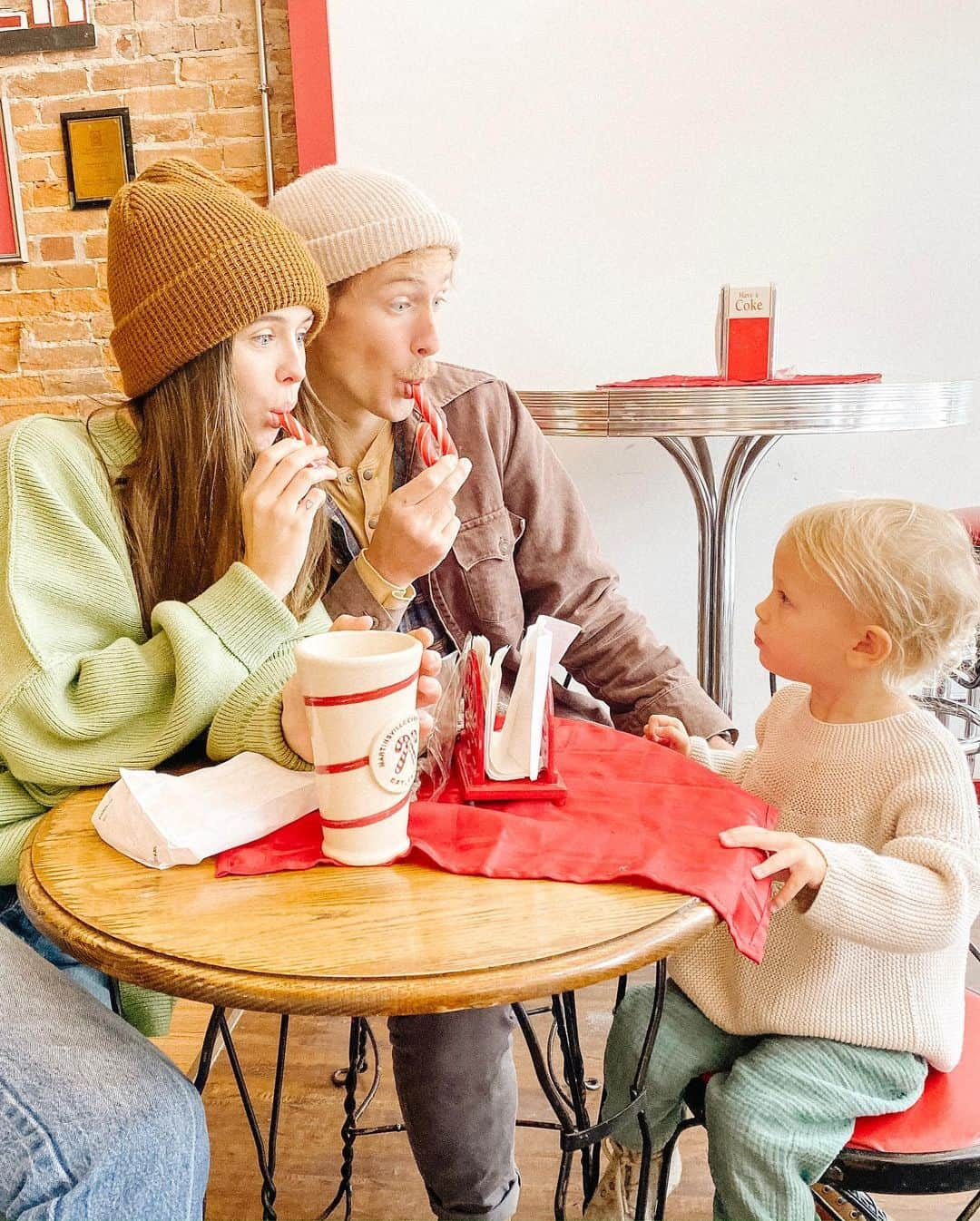 Acacia Brinleyさんのインスタグラム写真 - (Acacia BrinleyInstagram)「Martinsville Candy kitchen, Where they make the best homemade candy canes right before your eyes. ❤️ We’re flying home today. Loved our east coast/Midwest adventures but we’re ready to be back in the swing of things with just us four & see luci girl again 😍」12月1日 2時24分 - acaciakersey