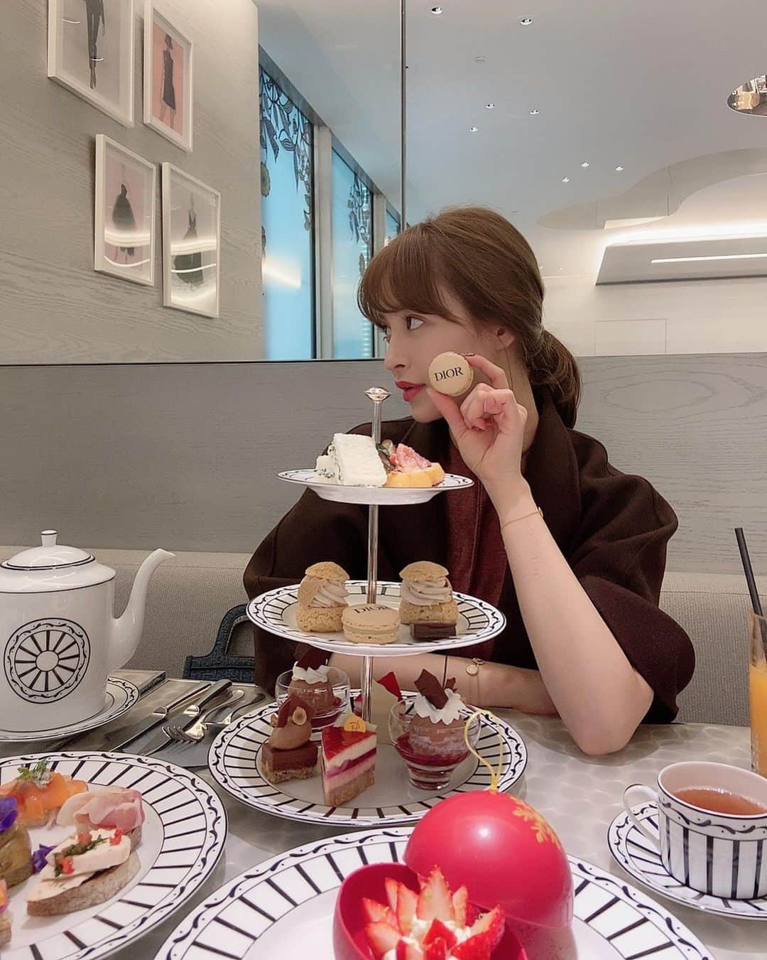 野崎萌香さんのインスタグラム写真 - (野崎萌香Instagram)「銀座　six の　 @dior の中からしか行けない お気に入りの　Dior CAFE へ 行ってきました☕️🐩🧁 . . .  ここではなんと、 ピエール・エルメの パティスリーや軽食を食べる事が出来て どれもとっても美味しいのです。  私が大好きなのは.この写真の中の アフタヌーンティーのセット🕊🌼🍰 . . .  全く違うものに思える ディオールとピエール・エルメですが、  オートクチュールと オートパティスリーの概念には 共通点が多いのです。  このCafeではオープン以来、 2つのブランドの感性を 掛け合わせたメニューを展開しています。  毎年ホリデーシーズンに 異なるフレーバーで 登場するクリスマスオーナメントを 象った球体のデザート 「デセール デ フェットゥ」が ワクワクする作りになっていて 皆さんに是非食べて頂きたいです🦢 . . . 鮮やかな真紅の ストロベリーチョコレートに ナイフを入れると、 中からビスキュイや ルバーブのコンフィ、 ホワイトチョコレートムースの層が 重なったケーキが 現れる仕掛けになっていて 明日から12月限定で販売されます🍓🎄💝 . . .  ピエールエルメのパティスリーも  dior のjewelryも、  とっても可愛くて 気分が上がります。  私が着ているdressと　bag、 jewelryは　全て　@dior のもの。  みんなも是非行ってみてね❤️ @dior  #cafedior #PierreHermé #diormaison #diorjoaillerie」12月1日 2時25分 - moeka_nozaki