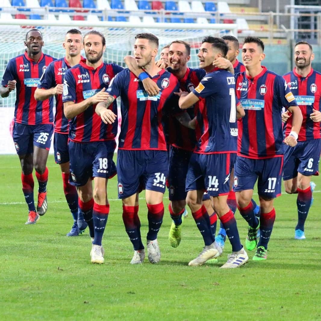 ルカ・マッローネのインスタグラム：「Felice per il gol, meno per il risultato! Potevamo e dovevamo chiuderla prima! Ora testa bassa e lavorare ancora più forte di prima. #WeAreSharks 🦈🔴🔵 #CROCIT #SerieBKT」