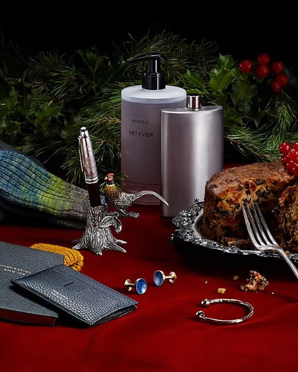 MR PORTERのインスタグラム：「Christmas cake with a side of stocking fillers 🧦 Head to the link in bio to discover the festive treats any man would want to see under the tree. #HolidayswithMRPORTER」