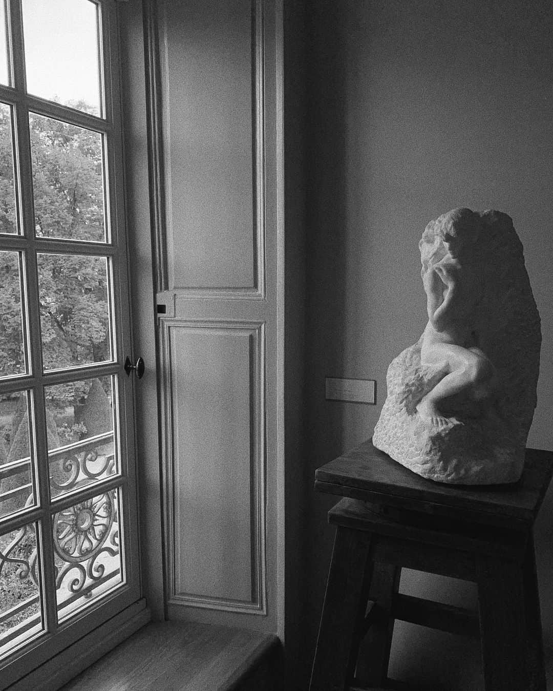 コートニー・ハルヴァーソンさんのインスタグラム写真 - (コートニー・ハルヴァーソンInstagram)「A little Saturday throwback to our rainy trip to Musée Rodin. 🕰」12月1日 2時46分 - prettylittlefawn