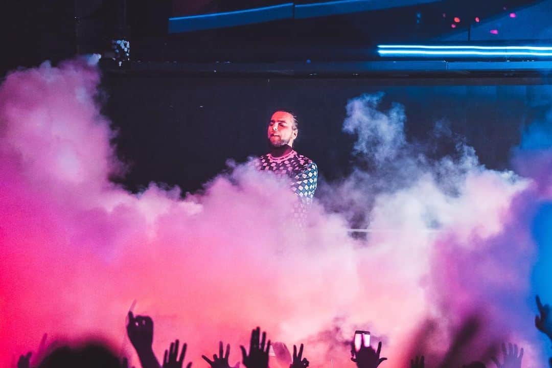Showtekのインスタグラム：「💨 + 🎵 =  CO2 became a crucial part of edm and the club & festival culture. I feel empty and sad when there’s no 💨 sound on my drops. It literally makes me feel weird and I feel the track is not complete, like something is wrong.😒😢」