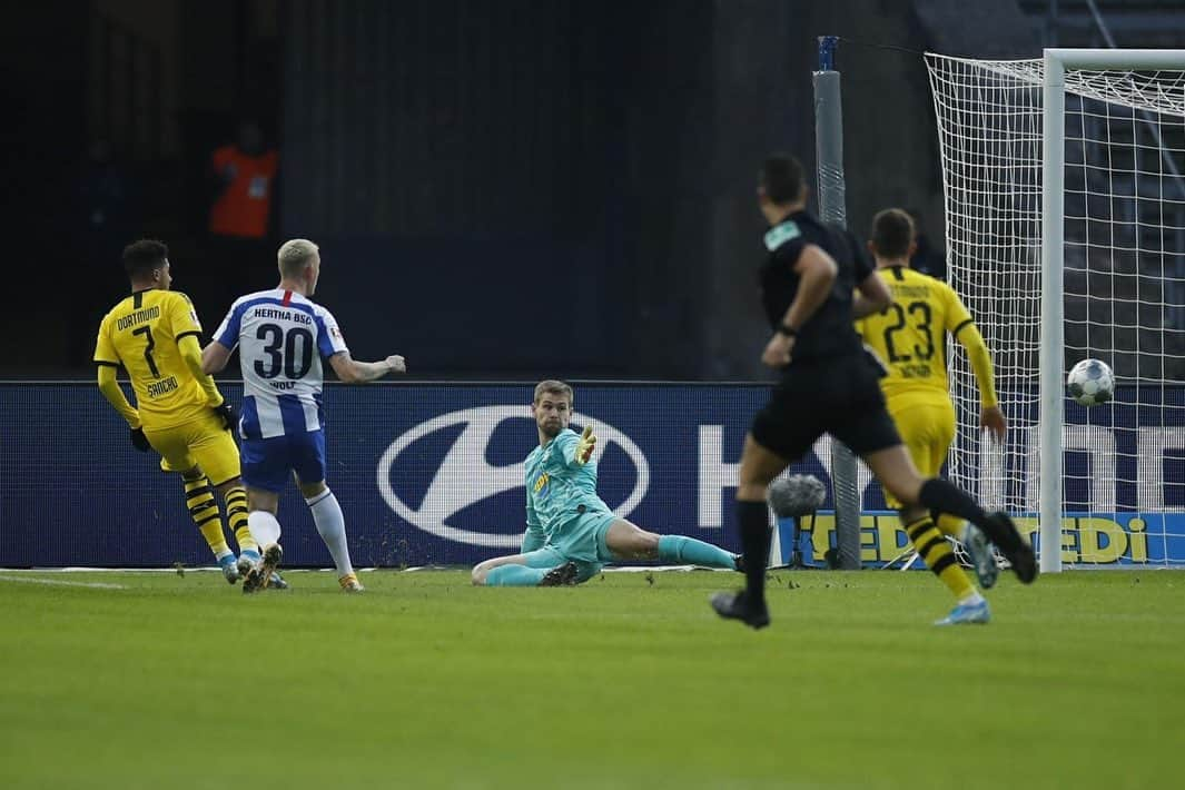 ジェイドン・サンチョさんのインスタグラム写真 - (ジェイドン・サンチョInstagram)「Tough game but happy to come away with the 3 points! Solid team performance 💪🏼 Another goal ⚽️ #Believe @bvb09」12月1日 2時56分 - sanchooo10