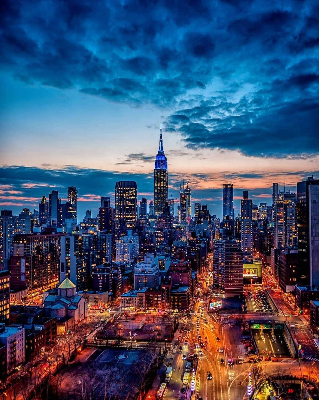 Empire State Buildingさんのインスタグラム写真 - (Empire State BuildingInstagram)「We’re honoring Women Impacting Public Policy’s partnership with @AmericanExpress & @shopsmall with lights in all blue tonight. 💙 . 📷: @nycnikon」12月1日 2時50分 - empirestatebldg