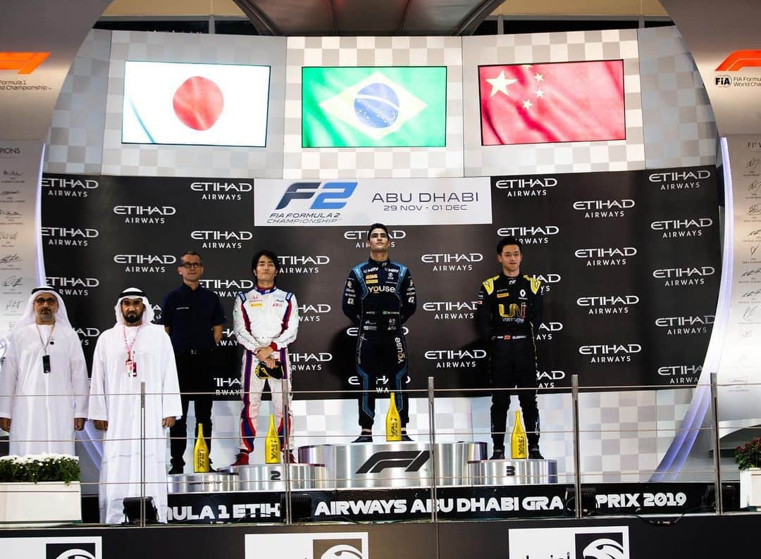 松下信治のインスタグラム：「P2 at Race1🥈It’s always feel good to be on the podium and huge thx to @carlinracing for strong car and strategy. Also congrats to @damsracing for team championship.」