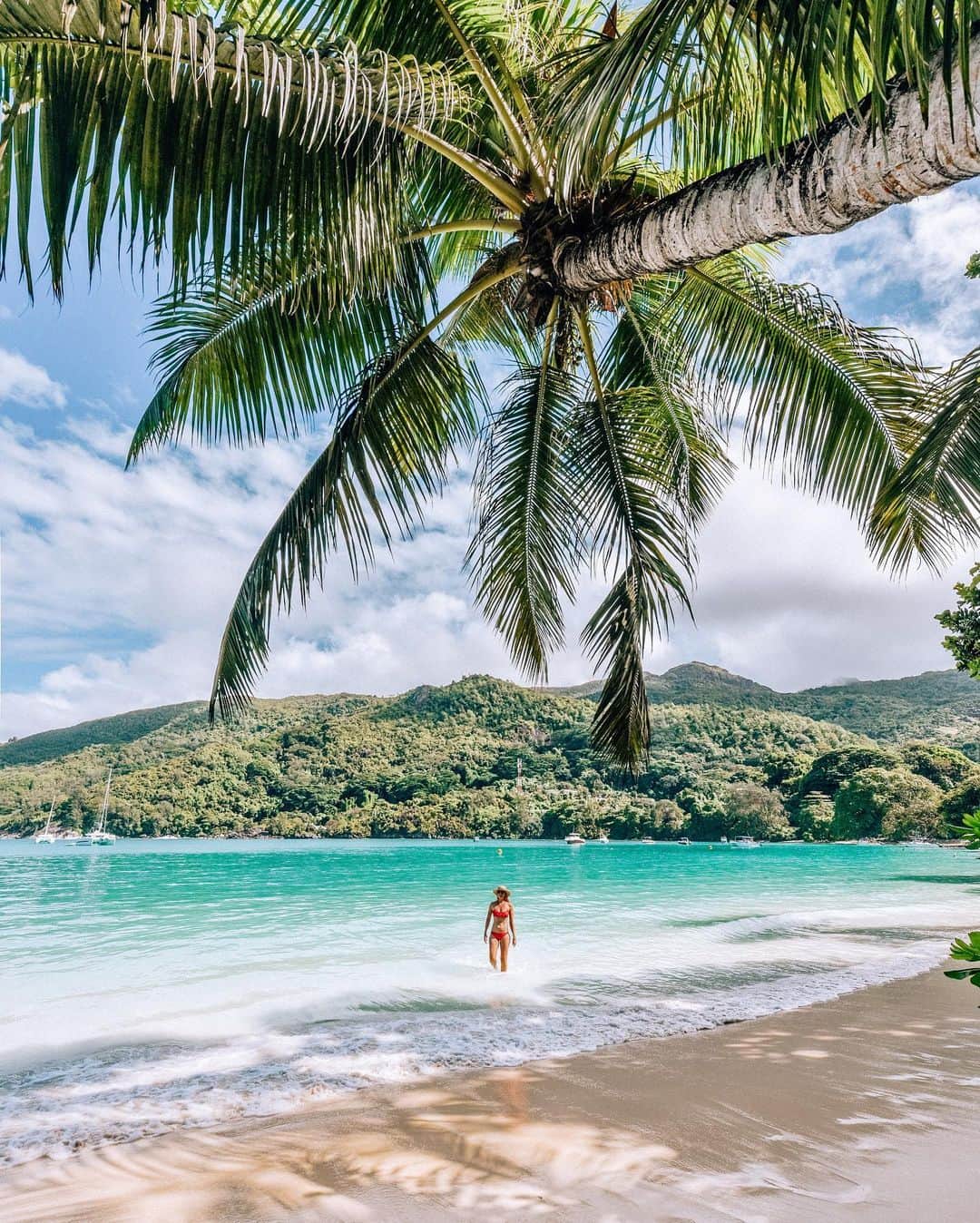 Izkizのインスタグラム：「Forever chasing the sun ..& Seychelles is a great place to escape the cold English weather in November! ☀️ Mornings spent on the gorgeous beach at Ephelia Resort 🌴」