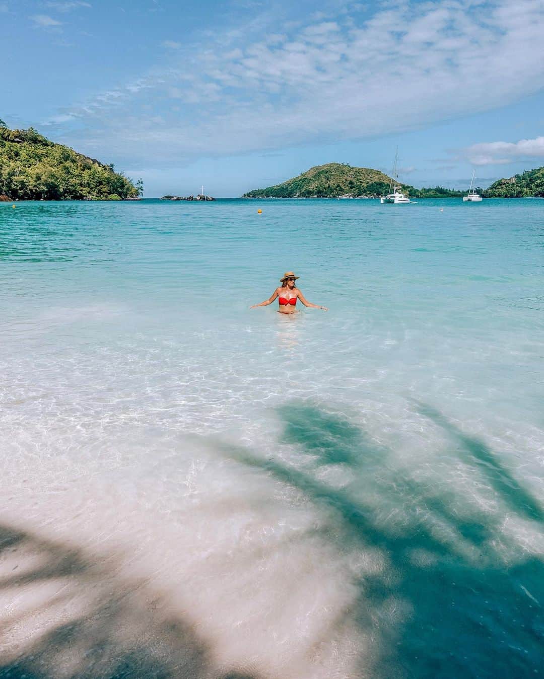 Izkizさんのインスタグラム写真 - (IzkizInstagram)「Forever chasing the sun ..& Seychelles is a great place to escape the cold English weather in November! ☀️ Mornings spent on the gorgeous beach at Ephelia Resort 🌴」12月1日 2時53分 - izkiz