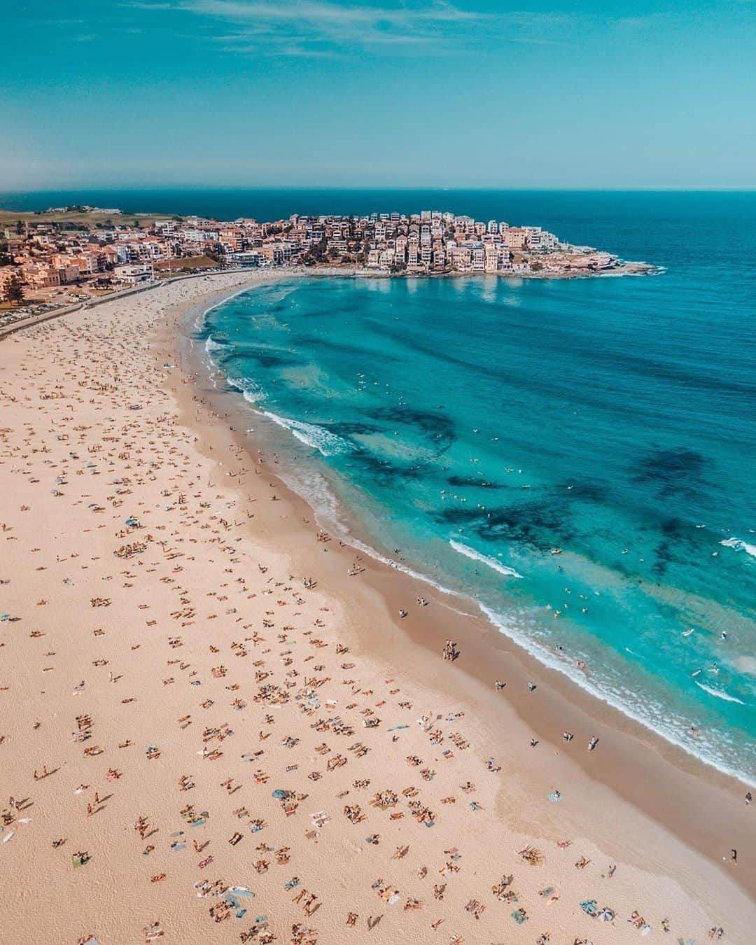 のインスタグラム：「Don’t worry, beach happy — it’s the first day of summer 😎 Here’s to hoping that you will be spending your #summer at the #beach or in @jaxonfoale’s case, @visitbondibeach! This famous beach is a must-visit if you're heading to @sydney in @visitnsw, although it's not the only beach in the area you should add to your itinerary. #Sydney's eastern beaches are all pretty spectacular, although there are a couple of lesser-known spots which are worth a visit - don't miss Gordon's Bay, #Clovelly and #Tamarama, to name a few. Remember to pack plenty of SPF!  #seeaustralia #visitbondibeach #ilovesydney #travelgram #instatravel」