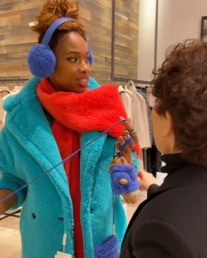 ジェニファー・ハドソンのインスタグラム：「Just getting ready for the winter ! I know it’s coming! This is chicago ! I went to look at the worlds biggest  @Starbucks and saw this coat in the window @maxmara . I had to get it . Now , I’m ready for the chicago hawk!」