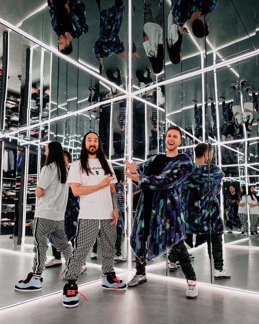 ニッキー・ロメロさんのインスタグラム写真 - (ニッキー・ロメロInstagram)「Happy bday brother @steveaoki ! May your birthday be filled with cakes 🎂」12月1日 3時14分 - nickyromero