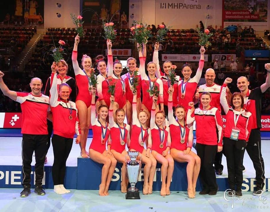 のインスタグラム：「DEUTSCHER MEISTER 2019 @mtv_stuttgart_turnen #oneteamonedream #bundesliga #missiontitelverteidigung #eliseitz #gymnastics #nationalteam #germany #teamstuttgart #girls」