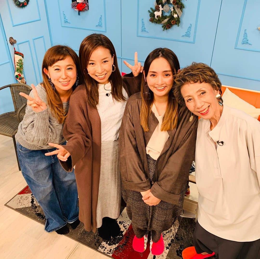 朋未のインスタグラム：「明日から ドレミファん12月号が放送されます！✨ 仕事や勉強でハードスケジュールを過ごしていると岸和田に通うのはあはあしちゃうけど ここに来るとやっぱり好きしかなくて ただただ私の居場所を実感する。  話したいことも聞きたいことも相談したいこともあって でも顔を見ると悩み事なんてどうでもよくなる不思議な空間。  ぜひご覧ください！  #ドレミファん #ドレミファん女子部 #岸和田グランドホール #tvk  インテリアは #中西敦子先生 #はらちゃんのママ ありがとうございます😊」