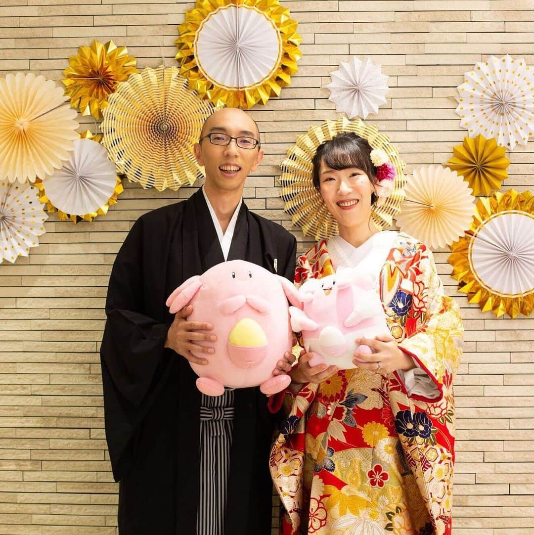 【公式】小さな結婚式さんのインスタグラム写真 - (【公式】小さな結婚式Instagram)「@petit.wedding をフォローしてね♩ #小さな結婚式 をつけてのお写真投稿も大歓迎です♡ こちらの公式IGでリグラムさせていただきます＊ .  ウェディングアイテムを使って より一層、素敵なフォトに＊ こだわりの和装コーディネートで おふたりらしいお写真にされてみては？* >>#小さな結婚式横浜店 . ——————— #小さな結婚式  #petitwedding #前撮り #結婚式  #プレ花嫁 #卒花 #アットホーム #少人数 #家族婚 #少人数結婚式 #ウェディング #ウェディングドレス #wedding #bridal #weddingdress #花嫁 #結婚式準備 #式場探し #日本中のプレ花嫁さまと繋がりたい #結婚式の思い出に浸る会 #結婚準備 #和装 #和装コーディネート #フォトアイディア」11月30日 18時30分 - petit.wedding