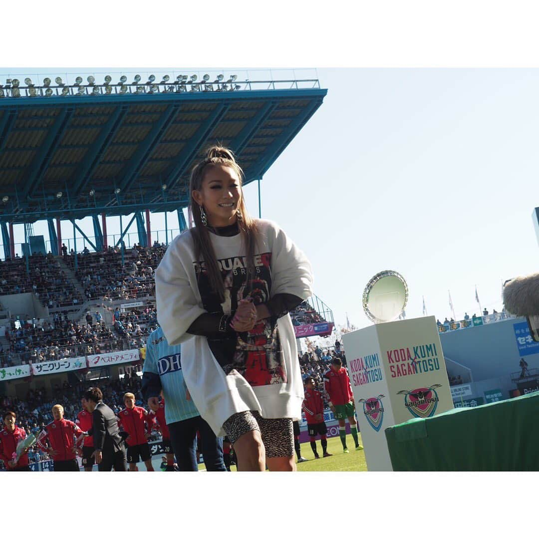 倖田來未さんのインスタグラム写真 - (倖田來未Instagram)「本日、サガン鳥栖ホーム試合最終戦⚽️﻿ ということで、応援に駆け付けさせて頂きました！！﻿ サポーターさんの皆さんの声の力を借り、一緒にBRING IT ONを選手の皆さんに、この想い届け！！と願いながら歌いました！！﻿ ﻿ 今回もサポーターのみなさんの声援で、試合を盛り上げなければいけないのに、泣きそうなってしまいました。﻿ ﻿ 本日はお力添えありがとうございました！！﻿ ﻿ #サッカーを好きになったきっかけは #サガン鳥栖でした #くぅちゃんの足ミッドフィルダーみたいだね #と言われはじめてその意味を知ったのも #サガン鳥栖でした #🦵 #ずっと応援しています #サガン鳥栖 #鳥栖 #home #最終戦 #bringiton #sagantosu #砂岩魂 #サガンティーナ #ザガンティーノ #17 #93 #sports #soccer #⚽️ #newbalance #kodakumi #倖田來未」11月30日 18時27分 - kodakumi_official