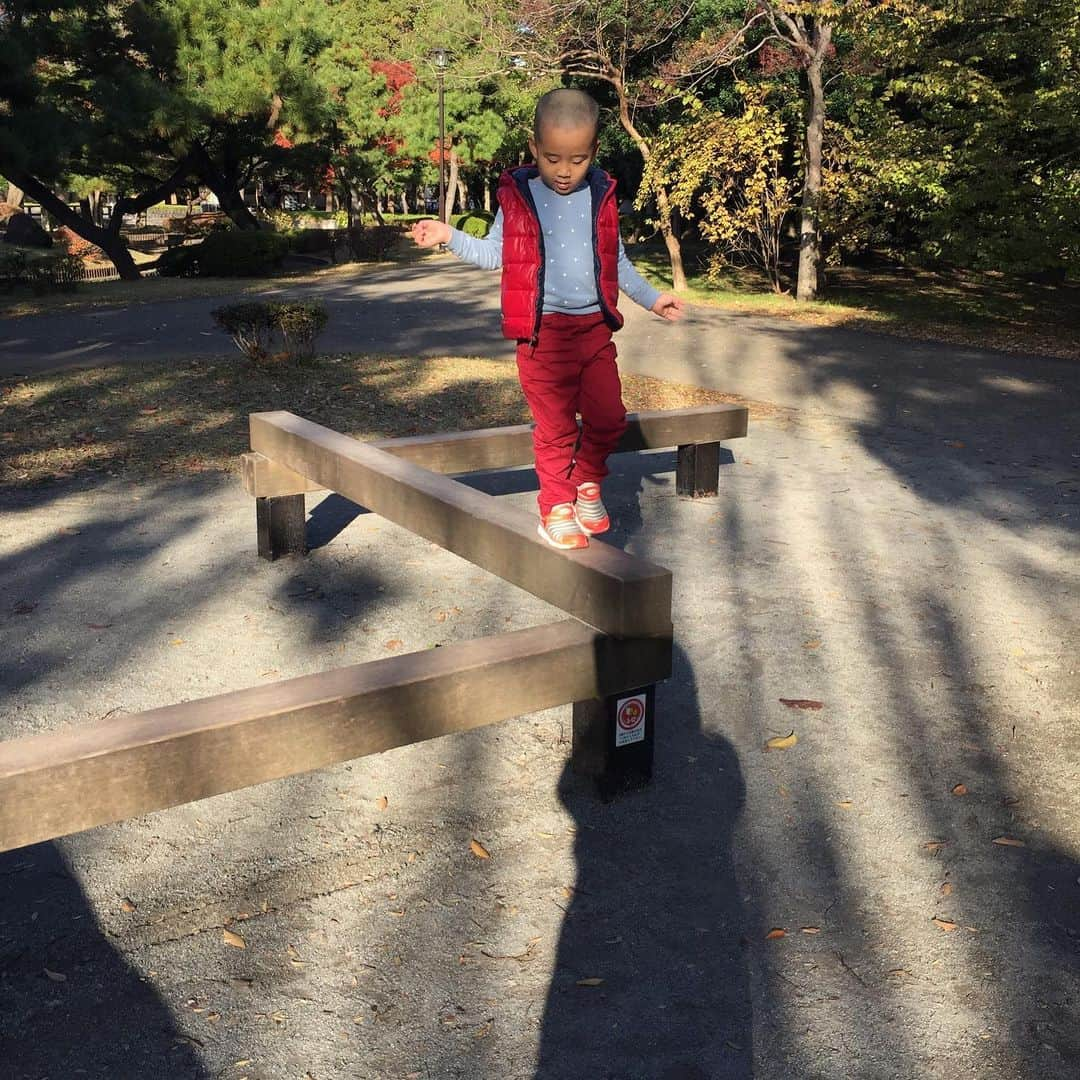 鈴木夏未さんのインスタグラム写真 - (鈴木夏未Instagram)「今月で息子は6歳になりました ・ 早いなぁ ・ 息子が生まれたばかりの頃、初めての0歳育児は 一日が早いようで、毎日の進み具合は遅い気がした ・ いつになったら1歳になるのか、なるのやら 3歳なんて随分先な気がしていた気がします◎ ・ 気づけば3歳を通り過ぎ、倍の6歳になりました ・ 健やかに育ち、外遊びも家遊びも大好き まだまだ私の側にいたいと言ってくれる甘えん坊です♡ ・ ・ 私も母親歴6年、こどものいる暮らしが当たり前、 子連れが当たり前、毎日騒がしいのが当たり前になりました ・ 昔の私は自分のことを結婚なんてできなそうと思っていたから 自分のこどもがいるなんて想像したことすらありません ・ 今の生活は当たり前のように生きているけれど 昔の自分が見たら奇跡の日々を過ごしています ・ 去年、昔の私を知っている人から、私が育児しているの！？と 私結構ダメなのか…凄いな！！って驚かれたことがありました ・ 確かに他のお母さん方と比べてはダメ 比べないことにしています◎ ・ ・ 今年の誕生日の準備開始は遅めで、結構ギリギリでした ・ ・ 毎年お誕生日ケーキにデコしてくれる 近所のケーキ屋さんありがとうございます ・ ケーキの中のスペシャルデコ 仮面ライダーゼロワンはゼリーでできているそうです♡ ・ ゼリーの味がしないので、ケーキの味を引き立ててると 6歳の息子自ら、食レポして 「お母さんも少し食べてみな」と言いながら分けてくれました ・ 幼稚園年中組の二学期くらいから息子は 私に様々なうんちくや知識を教えてくれたり ・ いろいろ私へ配慮してる ・ たまに息子はおっさんみたいな落ち着きようで 前世は私の父親だったんじゃないかと思います ・ 今年は誕生日ケーキも誕生日プレゼントも全て！ 仮面ライダーゼロワンだらけでした ・ ・ #息子6歳  #11月が誕生日  #仮面ライダーゼロワン #公園遊び #お誕生日ケーキ #坊主頭 #公園遊び #こどものいる暮らし #母親歴６年」11月30日 18時28分 - natyumisuzuki