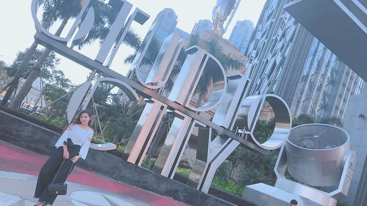 のインスタグラム：「行かたかったホテル💫 studio city❤️ #macauhotel #studiocitymacau #cute #dinasour #monkeys #sightseeing  #マカオ #スタジオシティホテル #かわいかった #大きすぎる #わーお」