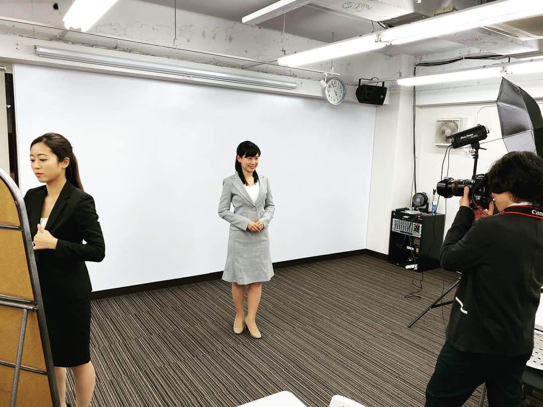 金谷有希子さんのインスタグラム写真 - (金谷有希子Instagram)「. . .【本日は撮影❣️】 、撮影でした🌟Jアナーズのメンバーの撮影で連日大忙しです。この日はこんなメンバー！ . 詳しくは上記URLよりご覧ください🙋‍♀️ https://ameblo.jp/kanatani-yukiko/entry-12549077563.html . . #Jアナーズ　 #ママアナーズ  #撮影 #女の子ママ」11月30日 18時31分 - kanatani_yukiko