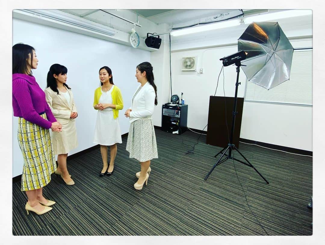 金谷有希子さんのインスタグラム写真 - (金谷有希子Instagram)「. . .【本日は撮影❣️】 、撮影でした🌟Jアナーズのメンバーの撮影で連日大忙しです。この日はこんなメンバー！ . 詳しくは上記URLよりご覧ください🙋‍♀️ https://ameblo.jp/kanatani-yukiko/entry-12549077563.html . . #Jアナーズ　 #ママアナーズ  #撮影 #女の子ママ」11月30日 18時31分 - kanatani_yukiko