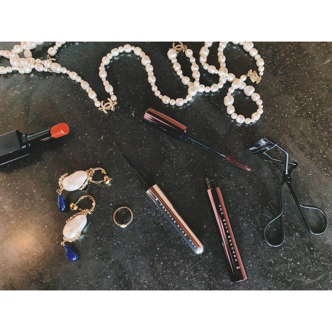 紗栄子さんのインスタグラム写真 - (紗栄子Instagram)「息子たちもまだ起きてくる気配がなく、私も暇なので、出かけるかどうかはわからないけれどとりあえずメイクをして起きてくるの待っています...w ついでに最近のメイク事情載せますね🙋‍♀️✨ この夏くらいからプライベートメイクは暖色系のカラーアイシャドウで楽しむことが多いのですが、冬服を着るようになってからはもう少し目元を締めたくなる日もあったりして、ここ最近は久しぶりにマスカラを塗る日が続いております🌹 今日私が使ったのはUZUの新色カラーマスカラで、バーガンディなんだけど、淡めのカラーアイシャドウを使うときに黒いマスカラだと締まりすぎちゃう目元が、これだとほどよく締めてくれるので最近活躍中です💘 #UZU#MOTEMASCARA#UnframeTheBeauty#UZUPR#FLOWFUSHI」11月30日 18時33分 - saekoofficial