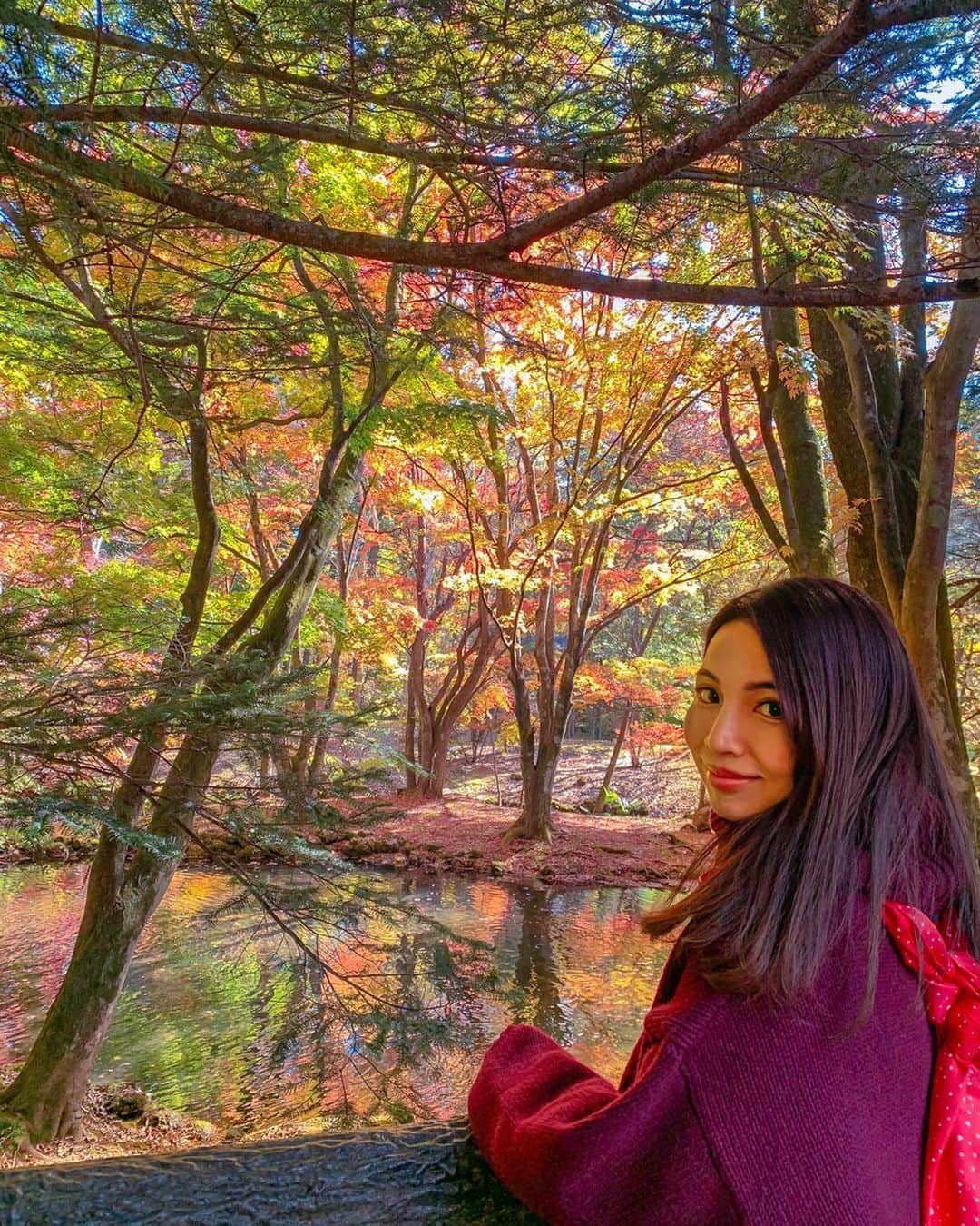 のインスタグラム：「11月ももう終わり🍁. 今年もあと1ヶ月か…早いな！ . 11月は軽井沢から始まり、 京都、伊勢と紅葉を見に行けて嬉しかった🍂. . 写真は軽井沢の雲場池☁️. ここが1番キレイだったような。 太陽の光が差した時と曇った時では色が全然違って見えてとっても不思議でした。 なんでこんなに色んな色に見えるたのかな🌈🤔？ (フォトショじゃないよ) . . #旅行　#軽井沢　#軽井沢旅行　#紅葉　#雲場池　#パワースポット  #秋 #紅葉巡り #紅葉狩り #小旅行 #karuizawa #Autumn #autumnleaves #autumnfashion #autumncolors #trip #japan #japan_daytime_view」