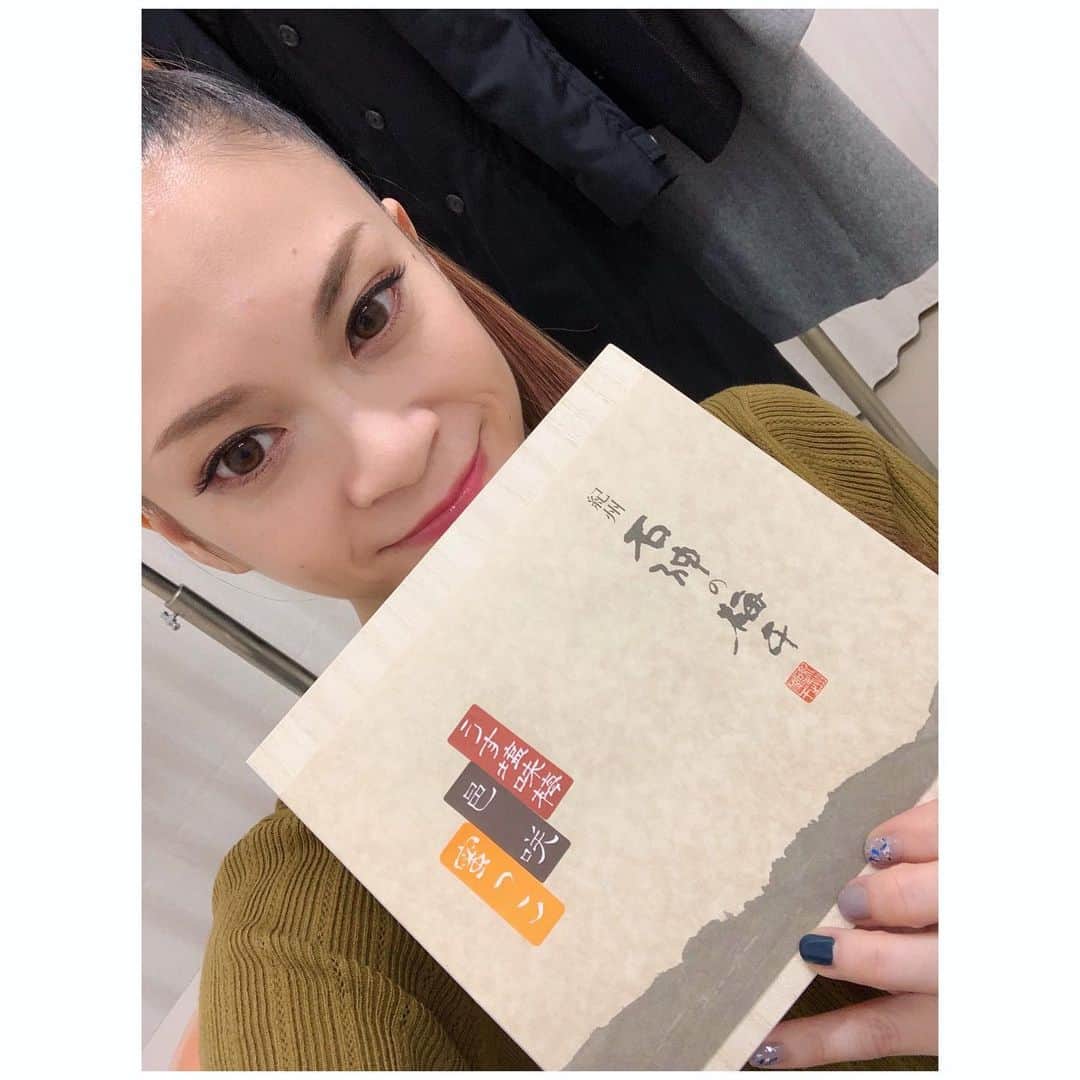 小柳ゆきさんのインスタグラム写真 - (小柳ゆきInstagram)「レイクウォーク岡谷終了！ 岡谷の皆さんとっても明るく楽しかったです、ありがとうございました✨ . 梅干し好きの私の為に、楽屋に梅干しをご用意してくださっていました こういうお心遣い、本当に嬉しいですね😊 ありがとうございました！ . . 明日は... 宇都宮ベルモールにてトーク＆ライブです！  お近くの方は是非💕」11月30日 18時35分 - yuki_koyanagi