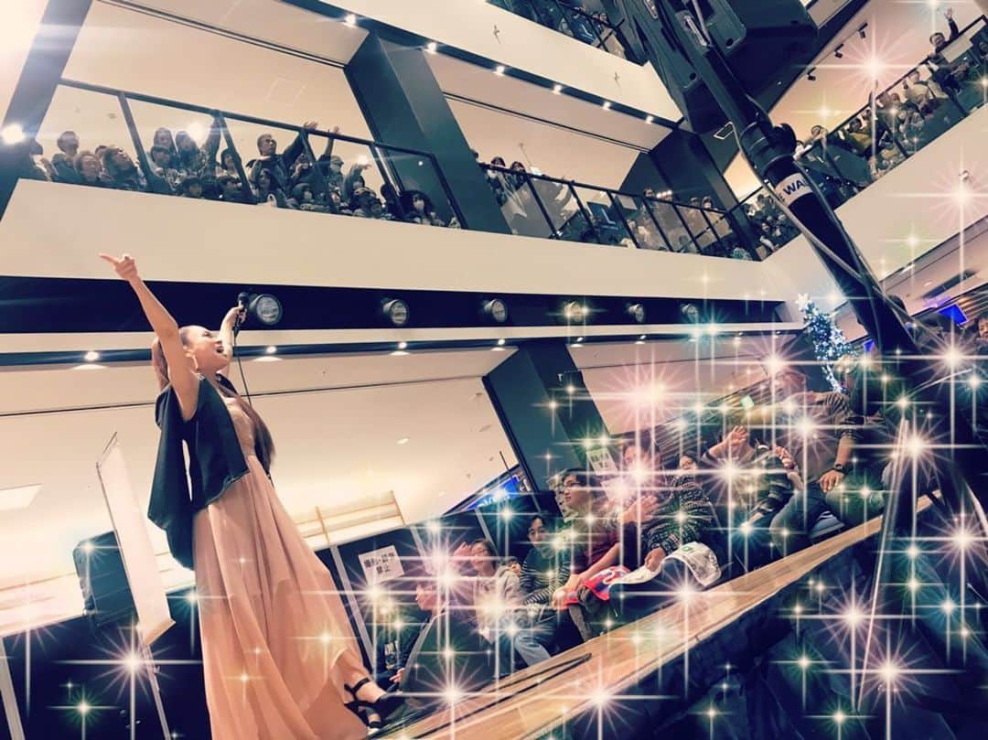 小柳ゆきのインスタグラム：「レイクウォーク岡谷終了！ 岡谷の皆さんとっても明るく楽しかったです、ありがとうございました✨ . 梅干し好きの私の為に、楽屋に梅干しをご用意してくださっていました こういうお心遣い、本当に嬉しいですね😊 ありがとうございました！ . . 明日は... 宇都宮ベルモールにてトーク＆ライブです！  お近くの方は是非💕」