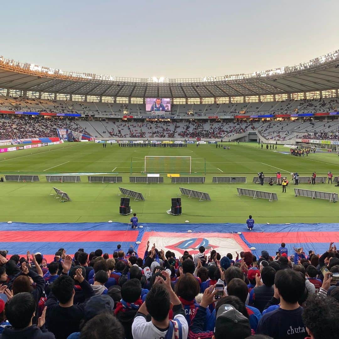 植田朝日のインスタグラム：「‪🔵🔴‬﻿ ﻿ ‪良い雰囲気だったけど、また浦和に勝ち切れなかったね。‬﻿ ﻿ ‪でも、過去最高順位を確定させ、リーグの成績で初めて自力ACL出場を決めたんだから文句とかは違うよね。‬﻿ ﻿ ‪だからこそ、最終戦で4点差やってやろうぜ‼️‬﻿ ﻿ ‪諦めたらそこで終わりだからさ！w‬﻿ ﻿ ‪みんなで横浜へ乗り込もう‼️‬﻿ ﻿ ‪YNWA‬﻿ ﻿ ‪#tokyo12‬」