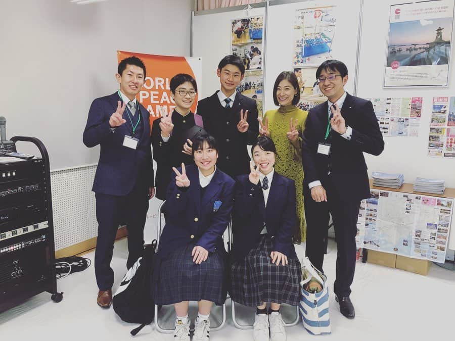 末吉里花さんのインスタグラム写真 - (末吉里花Instagram)「日本ユネスコ国内委員会広報大使として、「第11回ユネスコ全国大会」に登壇するために福山に行きました。  私の役割は、広島の中学生、高校生4名がワールドピースゲームの体験を通じて得た学びや変容のストーリーを聞き出すこと。ワールドピースゲームは、世界が抱える23個の課題に、生徒たちが仮想大国の首相や大臣、国連職員、武器商人などになり、解決に取り組むというシミュレーションゲームです。  登壇してくれた中学生と高校生4名が本当に素晴らしくて、私は壇上で感激して泣きそうになりました。生徒たちからは、下記のような意見が次々と出ました。  ひとりでは平和は作れない。偉い人たちが作るものでもない。平和はみんなで作っていくもの。ほかの人と意見が違うのは当たり前であり、それが自然。違いを受け入れて、相手を尊重すれば、自分の考えも深まるし、相手との関係も深めていくことができる。対話、話し合いがとても重要。自分の意見をしっかりと人に伝え、自ら行動することが大切。  中学2年の男子生徒はこう言いました。 「たとえ相手の意見に反対だったとしても、相手のことを尊重したい。話し合うことを通じて、相手の心の網戸を取り除きたい。」 彼らはゲームを通じて、こうした学びを経て、価値観や行動に大きな変容が起きています。これこそまさにESD（持続可能な開発のための教育）！ 4名のうち、2人は舞台上で自分の夢を語りました。ひとりは外務大臣！ひとりは宇宙飛行士！  私たち大人は、こうした子どもたちが夢を実現できるように後押しをして、芽をつまないよう、彼らと伴走していけたらと思いました。  ユネスコ憲章には、こう書かれています。 「戦争は人の心の中で生れるものであるから、人の心の中に平和のとりでを築かなければならない。」 教育は、人の心の中に平和のとりでを築いていくために最も重要なこと。これからも広報大使として、さまざまな学校や地域の取り組みに目を向けて、勉強していきたいです。  写真は登壇してくれた生徒たちと、広島県教育委員会の先生方です。みんな良い笑顔！ピース！  As Public Relations Ambassador of the Japanese National Commission for UNESCO, mission completed with future generations! #unesco #esd #sdgs #education #worldpeacegame #日本ユネスコ国内委員会 #ユネスコ憲章 #持続可能な開発のための教育 #未来を作る若者たち #ユネスコ全国大会 #ワールドピースゲーム #福山城 #福山 #広島 #平和」11月30日 18時46分 - rikasueyoshi