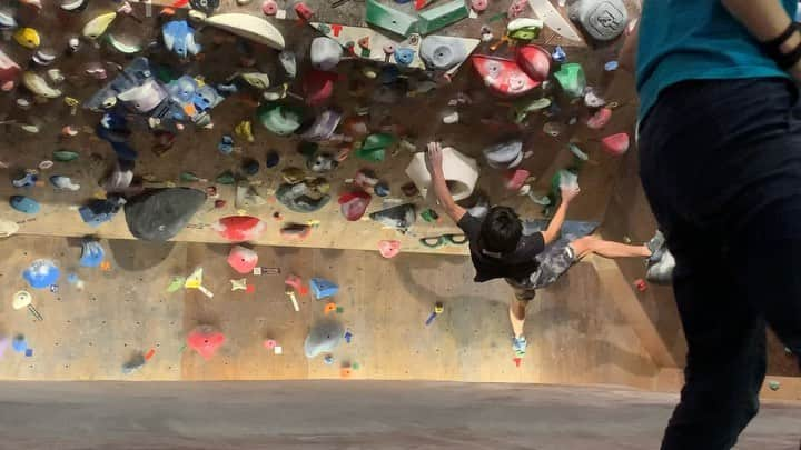 大高伽弥のインスタグラム：「I had a good train at @underground_bouldering_gym  練習最後に必死こいて登ったアングラの1級。 まさにクライミングって感じで面白かった🧗‍♀️ でも、体感は初段以上だったよ〜🤣 @tokyopowder @eyecandyworks #緑風堂鍼灸院 #保持系  #痛みに負けルナ #ルナの負けだよ #明日も頑張ろう」