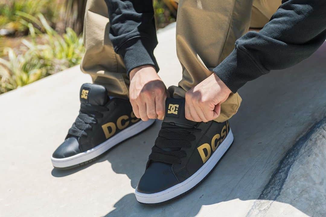 DC Shoes Japanさんのインスタグラム写真 - (DC Shoes JapanInstagram)「シックなブラックレザーのアッパーにゴールドのブランドロゴが映えるボリューミーなスケートシューズ。エレガンスなムードをまといながらも、チノパンなどのカジュアルな着こなしにもハマる万能派。  #2019fall #dcshoes」11月30日 18時43分 - dcshoes_japan