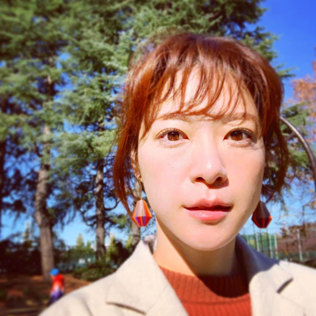 のインスタグラム：「昨日11/29(いい肉の日)は、ブーブーの誕生日でした🐶おめでたい㊗️13歳☀️いつもよりお肉を多めにトッピングしました。一緒に途中まで寝ました。（動き回るから寝れなかった）今朝あったかいし喜ぶと思っての散歩中、意外にも体感はとても寒かった😆🍂落ち葉が上空を舞っていた🌬ダウンか厚手のカーディガンを中に着るか、厚手のタイツかレギンスとショールが必要だった！☀️🏃‍♂️🎾⚾️🚲🐕 #公園 #快晴 #思ったより寒い #犬の散歩中」