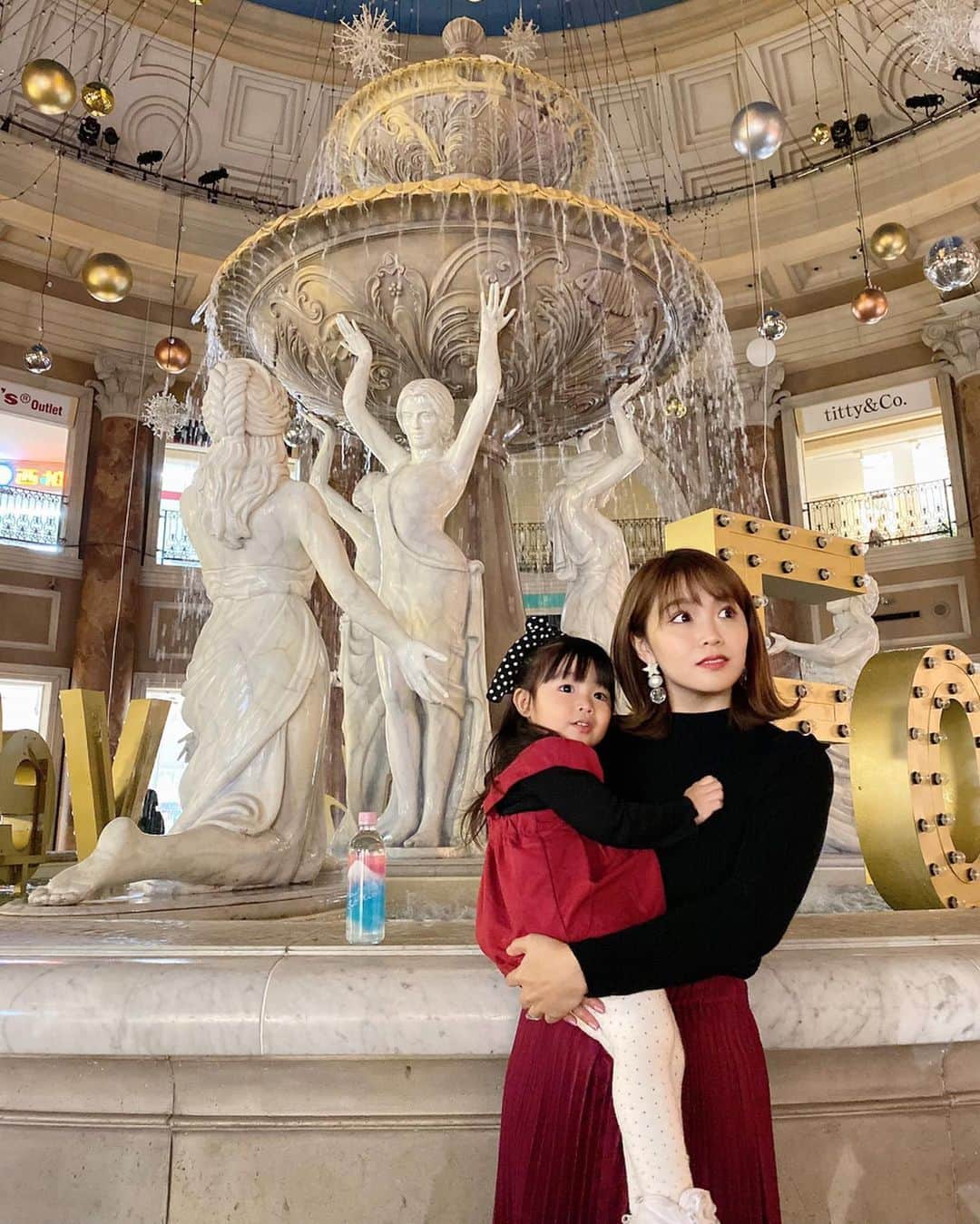 河内麻沙美さんのインスタグラム写真 - (河内麻沙美Instagram)「#親子リンクコーデ 💓 ． ． 家族で久しぶりのお台場へ🤗💕 LILIは噴水にテンション上がり走り回ってたよ⛲️ ． 急に大きな音楽が流れて光の演出が始まってびっくりしてしがみついて抱っこ…💦その時の直後の写真も激写されてた😂 ． 最近持ち歩いてるプラズマ解離水( @plasma_kairisui )❤️ 見た目も可愛くて、とても飲みやすい🥰💓 細胞を潤してくれる水だから乾燥肌の私は、たくさん飲むようにしてるよ✨ ナチュラルローソンや、AEONなどで売ってるよ✨ ． こないだ数年ぶりに酒井流整体( @sakairyuseitai.sakai )に行ったの👍 全身疲労がやばくて、施術中も悲鳴をあげてたけど、なんだかスッキリした❣️ やっぱり定期的にメンテナンスしないとダメだなぁ…🤔💭 ． #お台場#ヴィーナスフォート#お出かけ#子連れ#子連れお出かけ#ママコーデ#ママファッション#キッズコーデ#キッズファッション#ママトコ#ベビママ#プチプラ#プチプラコーデ#親子コーデ#zara#birthdaybash#女の子ママ#ママ#２児のママ#リンクコーデ#プラズマ解離水#細胞を潤す水#解離水#乾燥肌#熱中症#エイジングケア#ナチュラルローソン#デトックス」11月30日 18時49分 - masamikouchi