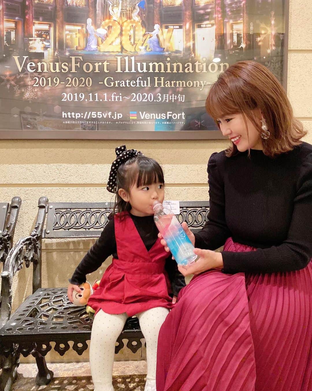 河内麻沙美さんのインスタグラム写真 - (河内麻沙美Instagram)「#親子リンクコーデ 💓 ． ． 家族で久しぶりのお台場へ🤗💕 LILIは噴水にテンション上がり走り回ってたよ⛲️ ． 急に大きな音楽が流れて光の演出が始まってびっくりしてしがみついて抱っこ…💦その時の直後の写真も激写されてた😂 ． 最近持ち歩いてるプラズマ解離水( @plasma_kairisui )❤️ 見た目も可愛くて、とても飲みやすい🥰💓 細胞を潤してくれる水だから乾燥肌の私は、たくさん飲むようにしてるよ✨ ナチュラルローソンや、AEONなどで売ってるよ✨ ． こないだ数年ぶりに酒井流整体( @sakairyuseitai.sakai )に行ったの👍 全身疲労がやばくて、施術中も悲鳴をあげてたけど、なんだかスッキリした❣️ やっぱり定期的にメンテナンスしないとダメだなぁ…🤔💭 ． #お台場#ヴィーナスフォート#お出かけ#子連れ#子連れお出かけ#ママコーデ#ママファッション#キッズコーデ#キッズファッション#ママトコ#ベビママ#プチプラ#プチプラコーデ#親子コーデ#zara#birthdaybash#女の子ママ#ママ#２児のママ#リンクコーデ#プラズマ解離水#細胞を潤す水#解離水#乾燥肌#熱中症#エイジングケア#ナチュラルローソン#デトックス」11月30日 18時49分 - masamikouchi