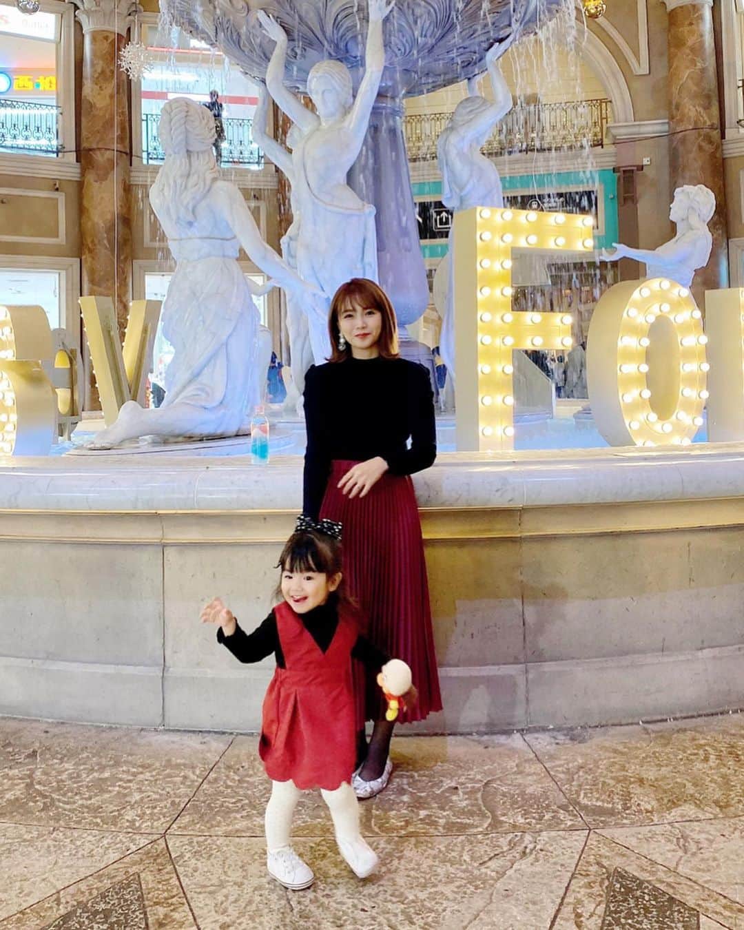 のインスタグラム：「#親子リンクコーデ 💓 ． ． 家族で久しぶりのお台場へ🤗💕 LILIは噴水にテンション上がり走り回ってたよ⛲️ ． 急に大きな音楽が流れて光の演出が始まってびっくりしてしがみついて抱っこ…💦その時の直後の写真も激写されてた😂 ． 最近持ち歩いてるプラズマ解離水( @plasma_kairisui )❤️ 見た目も可愛くて、とても飲みやすい🥰💓 細胞を潤してくれる水だから乾燥肌の私は、たくさん飲むようにしてるよ✨ ナチュラルローソンや、AEONなどで売ってるよ✨ ． こないだ数年ぶりに酒井流整体( @sakairyuseitai.sakai )に行ったの👍 全身疲労がやばくて、施術中も悲鳴をあげてたけど、なんだかスッキリした❣️ やっぱり定期的にメンテナンスしないとダメだなぁ…🤔💭 ． #お台場#ヴィーナスフォート#お出かけ#子連れ#子連れお出かけ#ママコーデ#ママファッション#キッズコーデ#キッズファッション#ママトコ#ベビママ#プチプラ#プチプラコーデ#親子コーデ#zara#birthdaybash#女の子ママ#ママ#２児のママ#リンクコーデ#プラズマ解離水#細胞を潤す水#解離水#乾燥肌#熱中症#エイジングケア#ナチュラルローソン#デトックス」