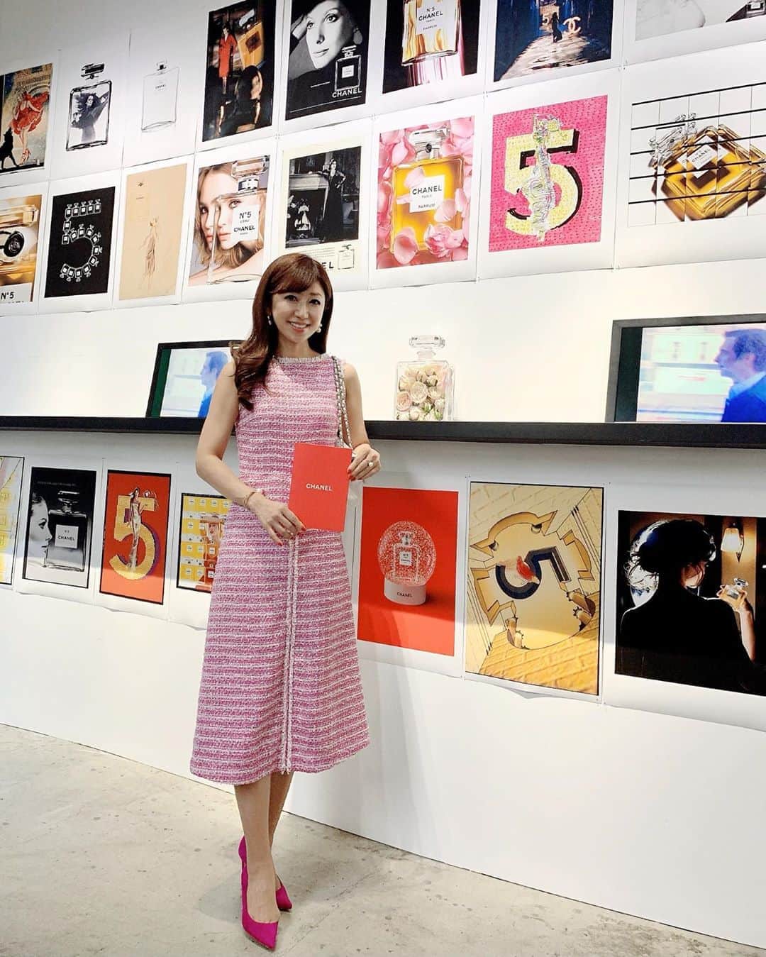 のインスタグラム：「今回のCHANEL「マドモアゼル プリヴェ展」には、12/11新発売のプリマシェレル @primascherrer の新作ツイードワンピースに 、ホワイトのCHANELバッグをコーディネートしてお出かけしました👗 . お顔周りがパッと明るく見える鮮やかなフューシャピンクがお気に入りです😊💕 . オトナっぽく着られるツイードワンピースを目指して、今回は着丈を敢えて少し長めにデザインしました✨ . カラーバリエーションは、ピンク、オフホワイト、ネイビーの3色展開で、セットアップ風にコーディネート出来るニットとツイードを組み合わせたボレロも同時発売予定です😉 . 発売前ですが、既にお問い合わせを多数いただいている注目アイテム💕 . ぜひ発売まで楽しみにお待ちください💗 . . プリマシェレル  @primascherrer . . . #和泉佳子 #25ans #ヴァンサンカン #エレブロガー  #プリマシェレル  #ツイードワンピース #シャネル #chanel #コーディネート #ファッション好きな人と繋がりたい　 @primascherrer」