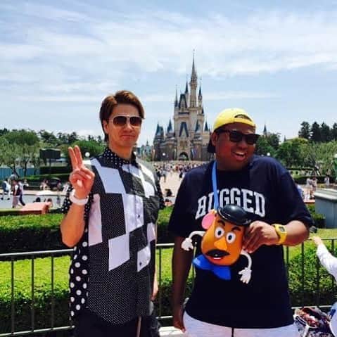 アントニーのインスタグラム：「久々にディズニー行きたいなぁ なんかものすごくディズニー行きたいなぁ 4〜5年前にJOY君と2人でディズニー行ったなぁぁ  #2人で行って目立ち過ぎてドナルドより写真撮られてた #カリフォルニアのディズニーじゃないよ #浦安だよ #楽しかったなぁ #またJOY君誘って2人で行こうかな #あ #結婚したんだ #もう彼とは2人でディズニーは #行けないなぁ #懐かしい写真」